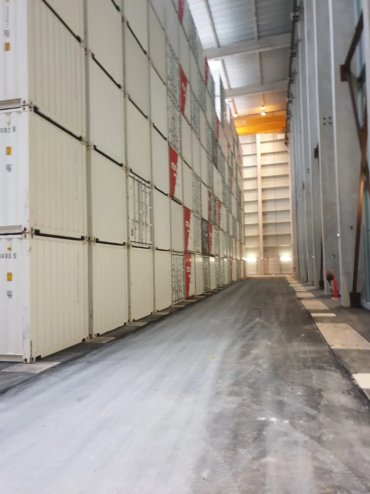 Allée de containers de garde-meuble sécurisés dans l'entrepôt Digidem