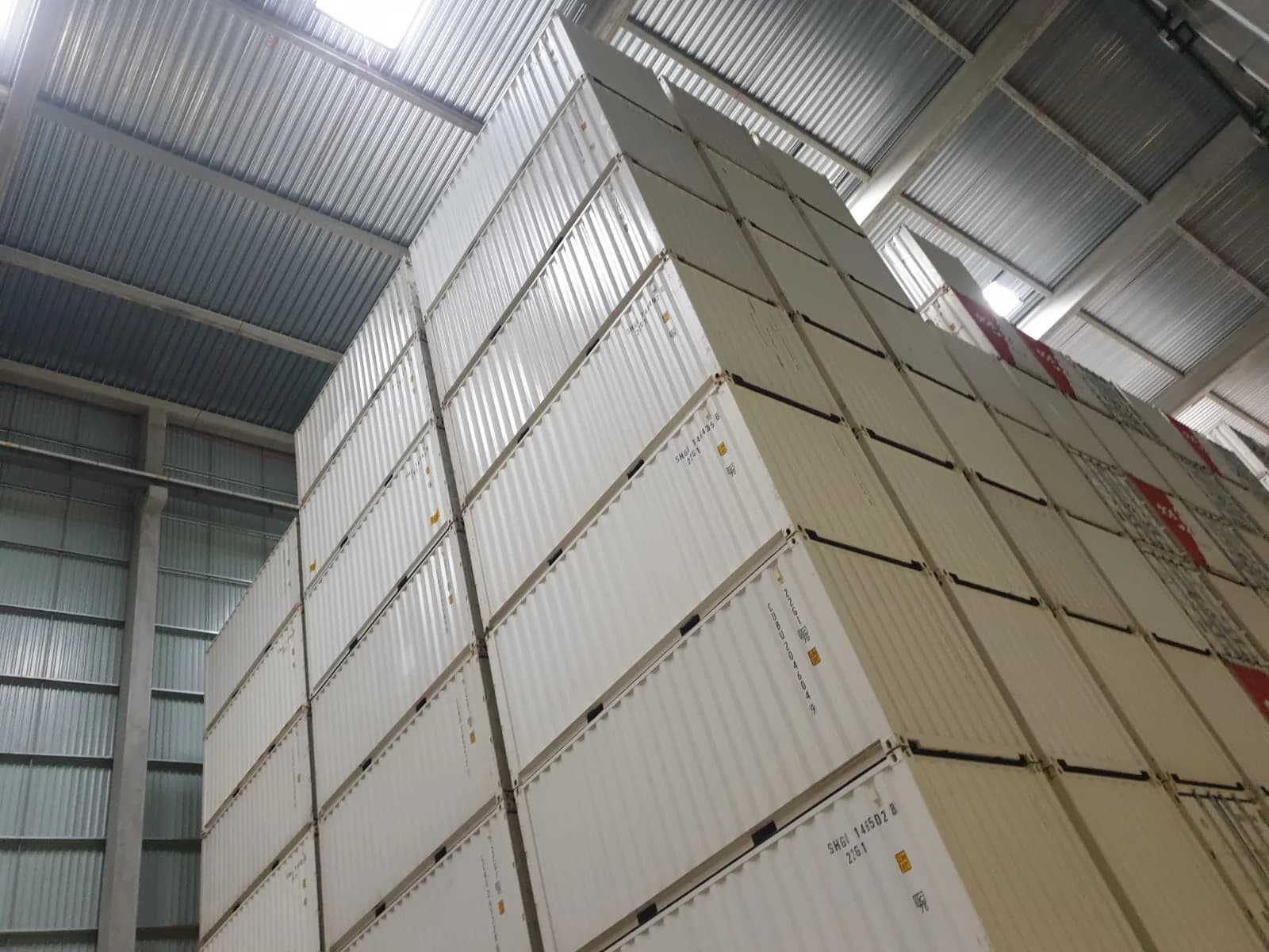 Containers de stockage empilés dans l'entrepôt