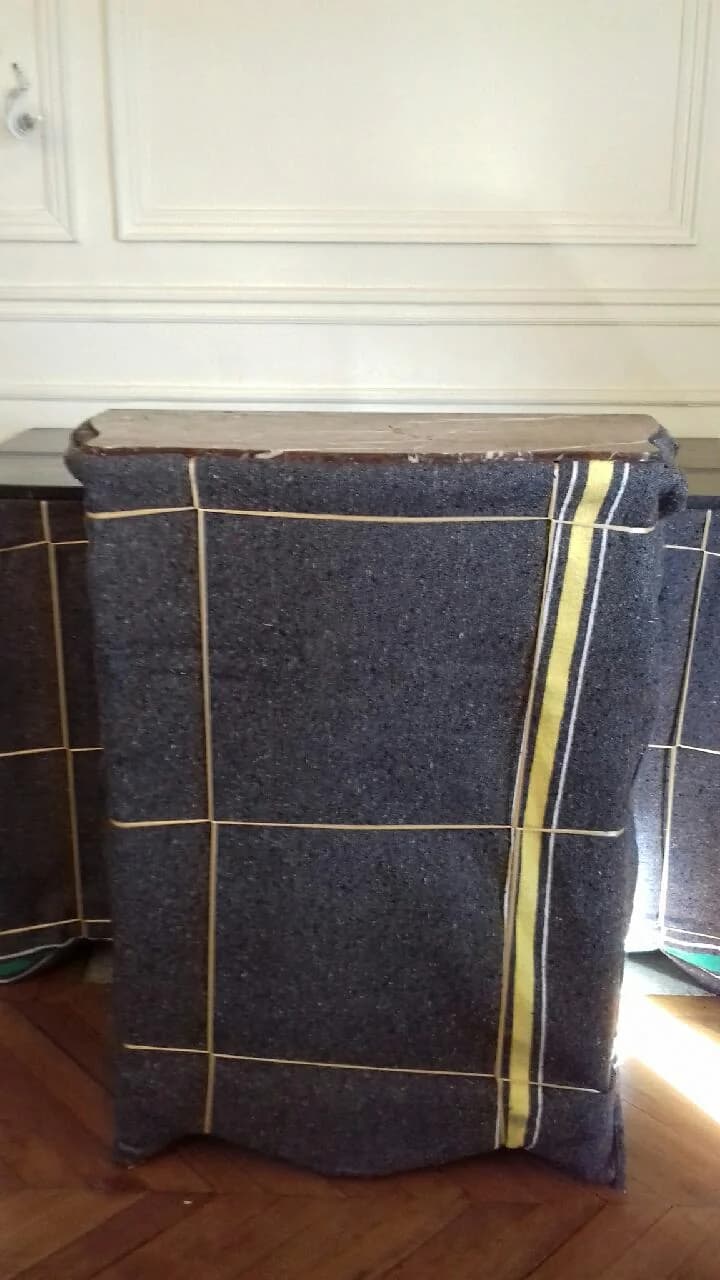 Commode emballée dans couverture de protection pour déménagement