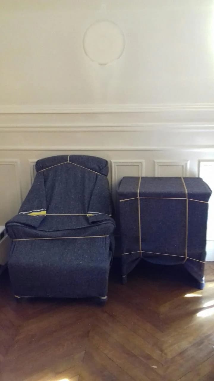 Fauteuil et commode emballés avec soin pour déménagement sécurisé