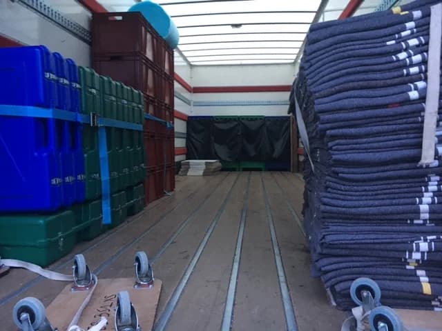 Matériel de déménagement professionnel : couvertures bacs et chariots dans le camion Digidem