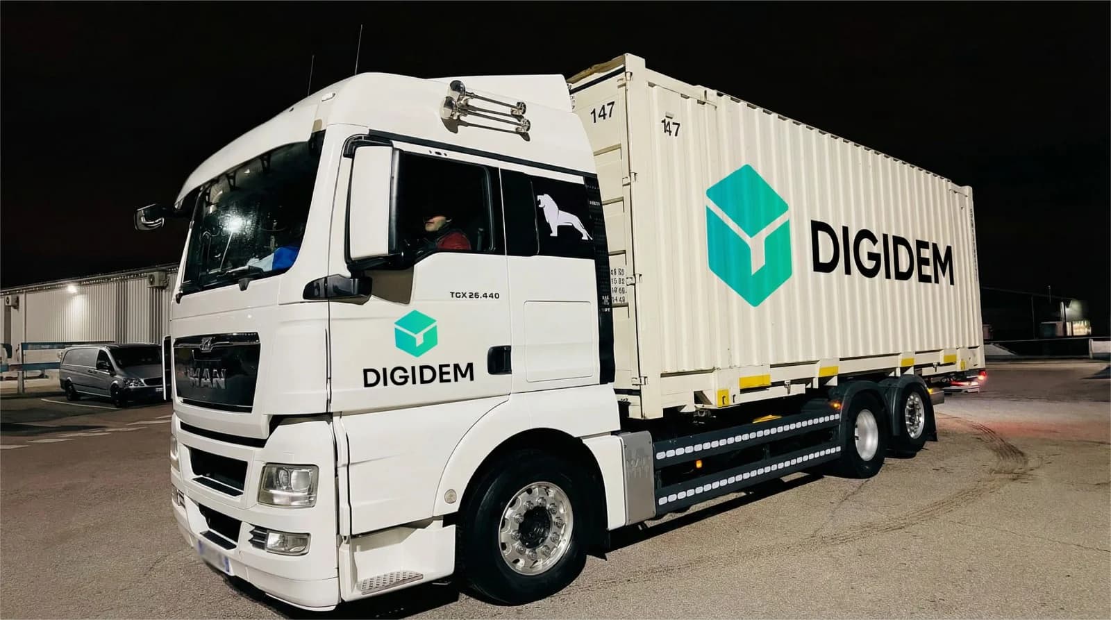 Camion Digidem avec container de déménagement en livraison nocturne